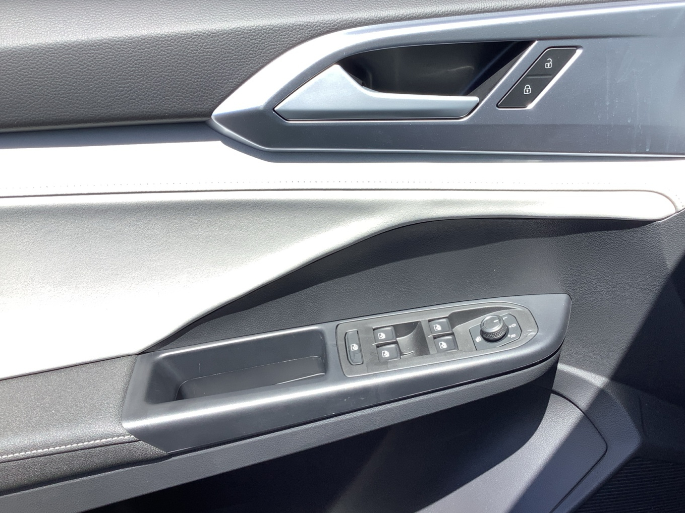 2025 Volkswagen Taos SE photo 25
